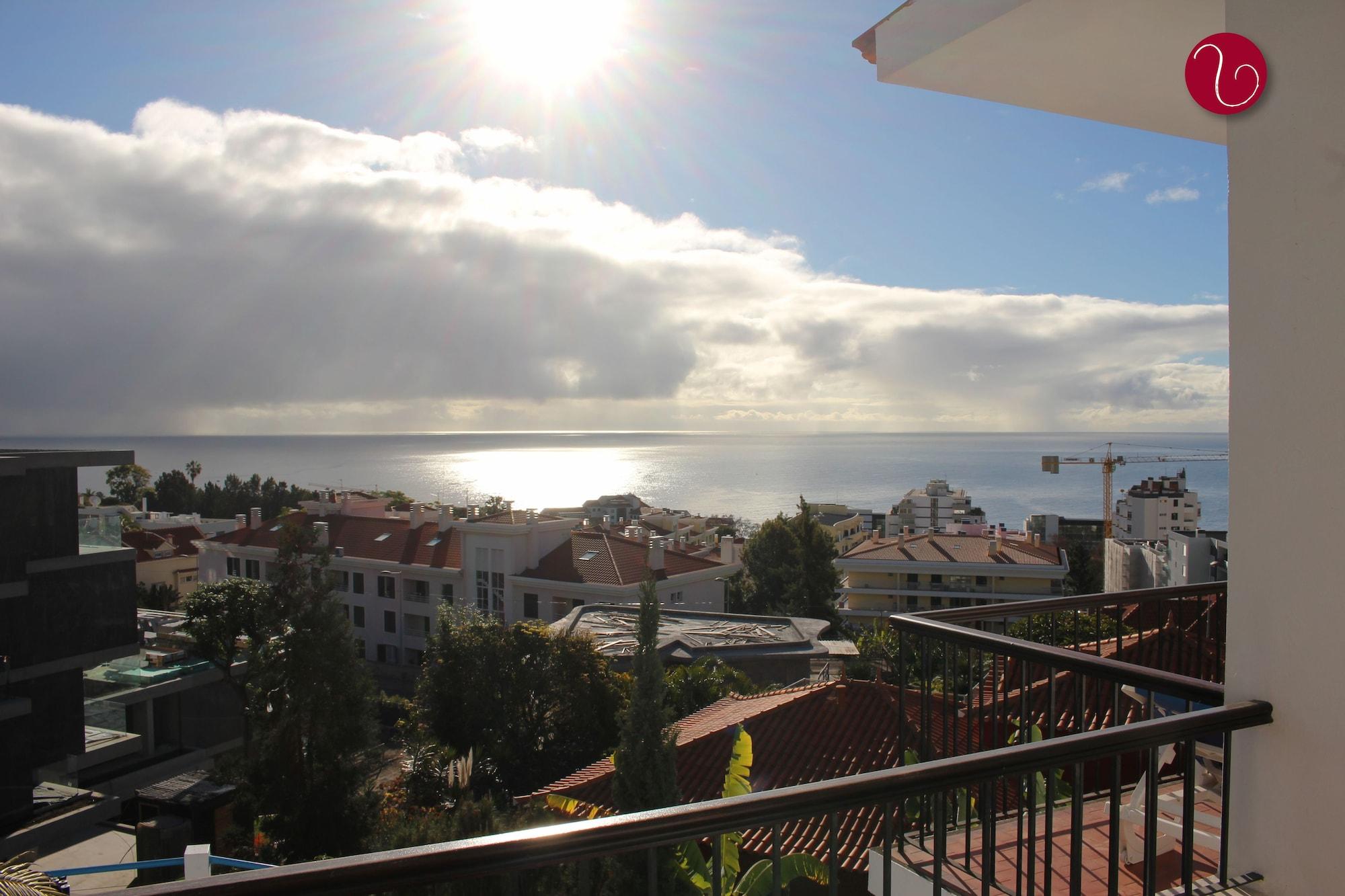 Guesthouse Vila Lusitania ฟุงชาล ภายนอก รูปภาพ